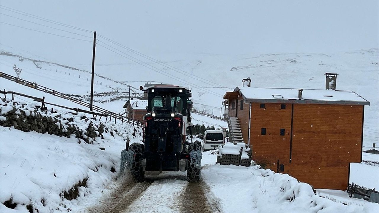 Trabzon'da Kar Alarmı: Çayıroba Yaylası'nda 8 Kişi Kurtarıldı