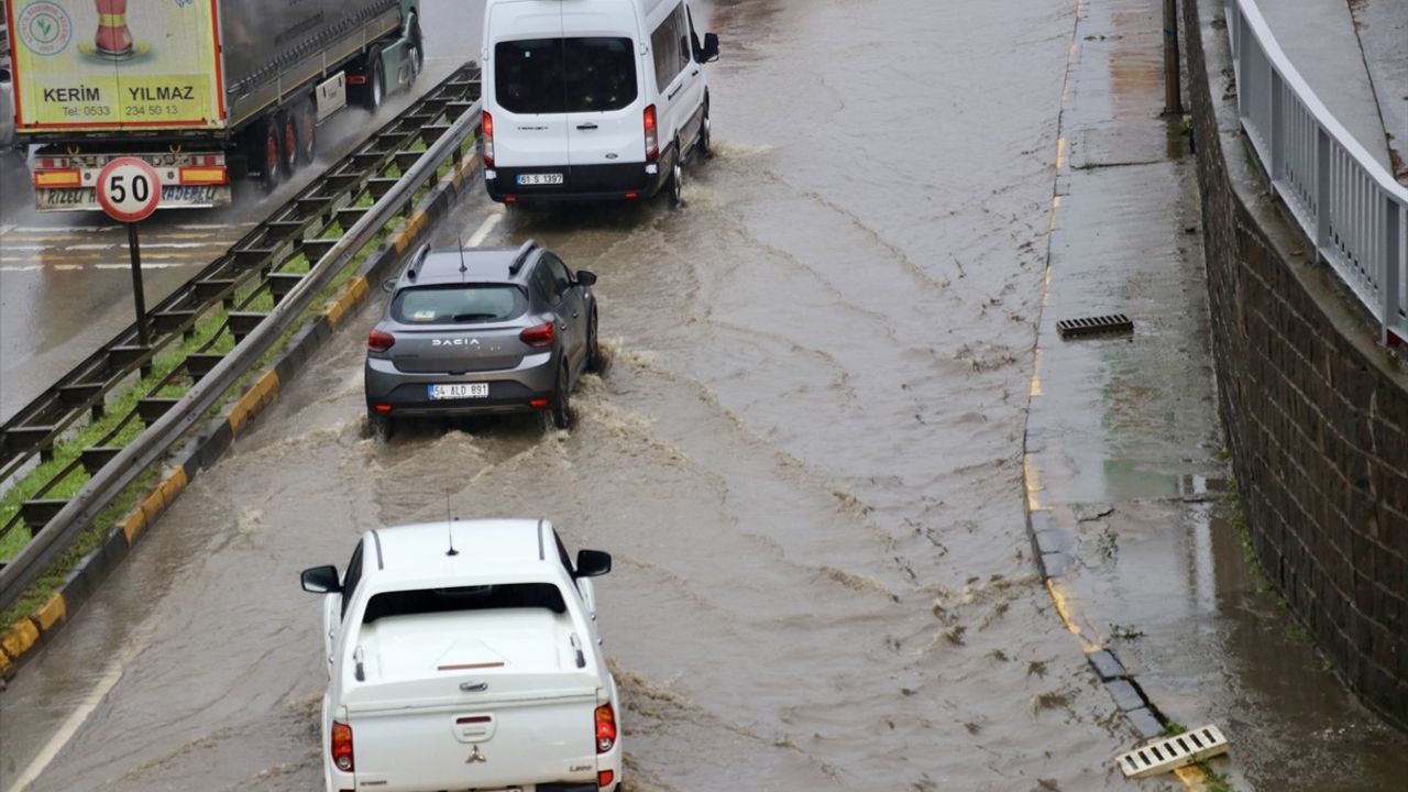 Trabzon Ortahisar'da Sağanak: Yollarda Su Birikintileri Trafiği Aksattı