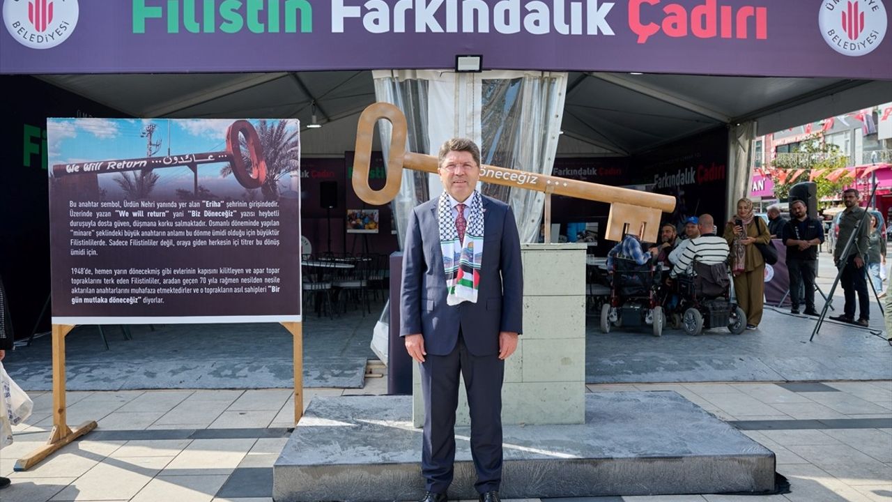 Tunç İstanbul'da Filistin Farkındalık Çadırını Ziyaret Etti: 'Soykırımcılar Hesap Verecek'