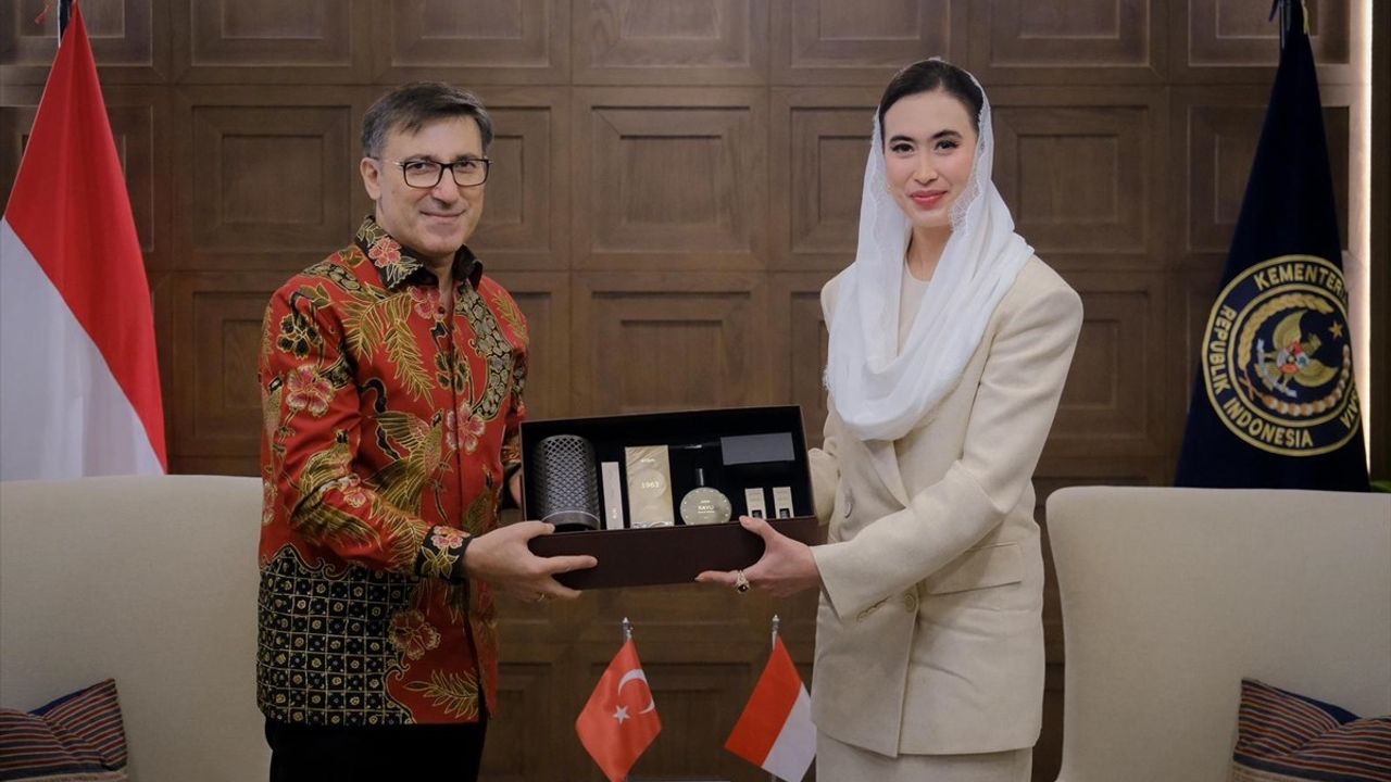 Türkiye-Endonezya Turizmi: Büyükelçi Talip Küçükcan Wardhana ile Görüştü