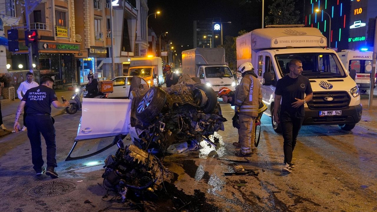 Ümraniye'de İETT Otobüsü ile Otomobil Çarpıştı: 2 Kişi Yaralandı (1'i Ağır)