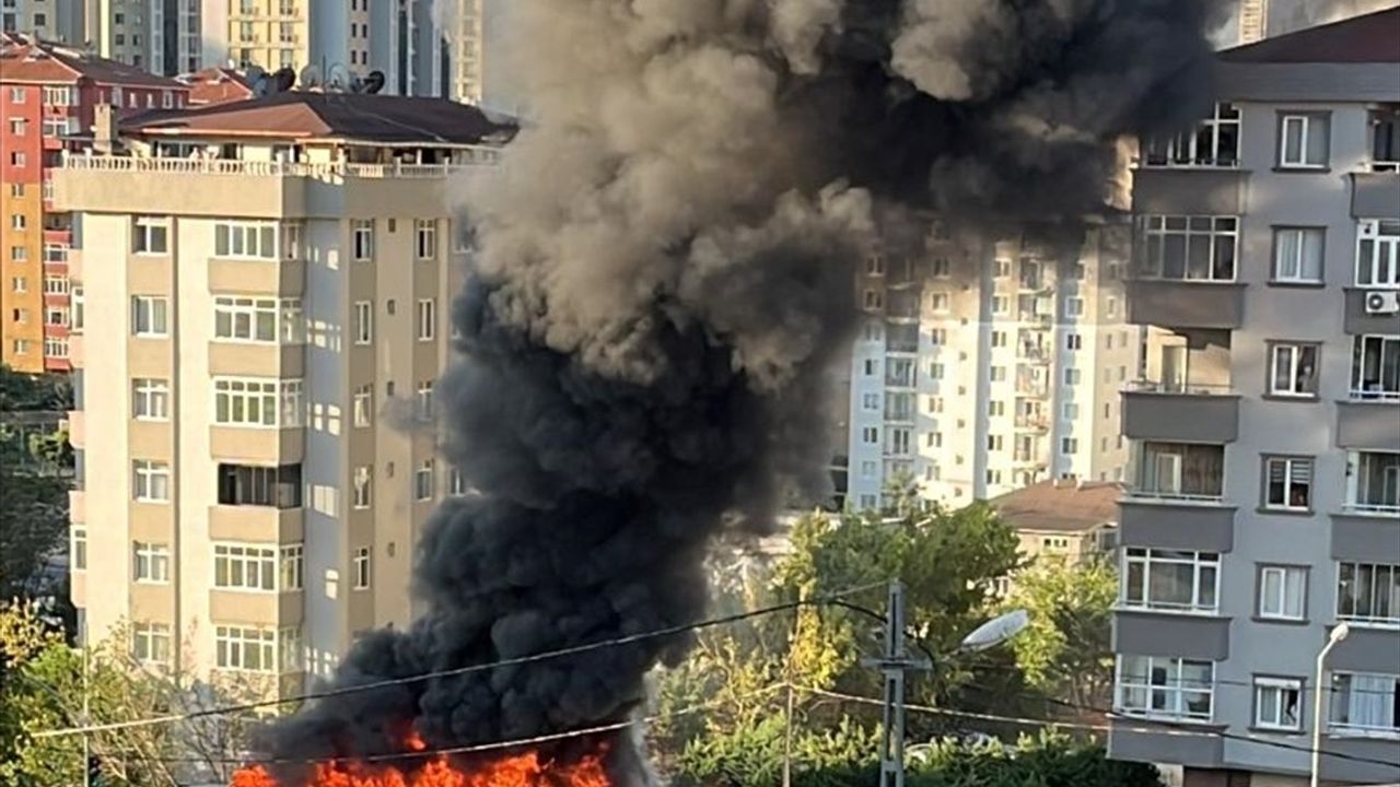 Ümraniye'de İETT Otobüsü Seyir Halindeyken Yandı: 34 TN 1796 Kullanılamaz Hale Geldi