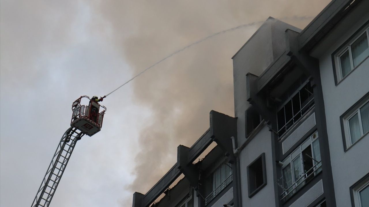 Ünye'de 8 Katlı Binanın Çatısında Yangın Söndürüldü