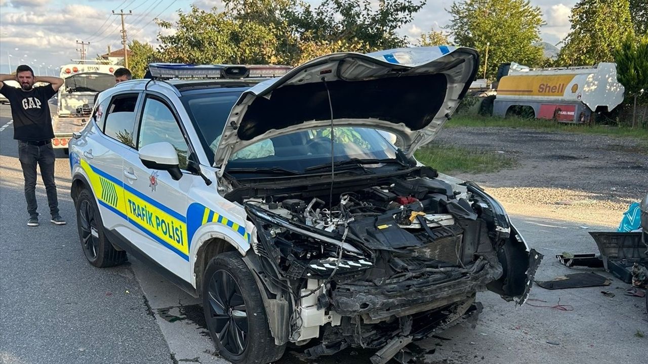 Ünye'de Radar Aracına Çarpan Otomobil: 2 Yaralı