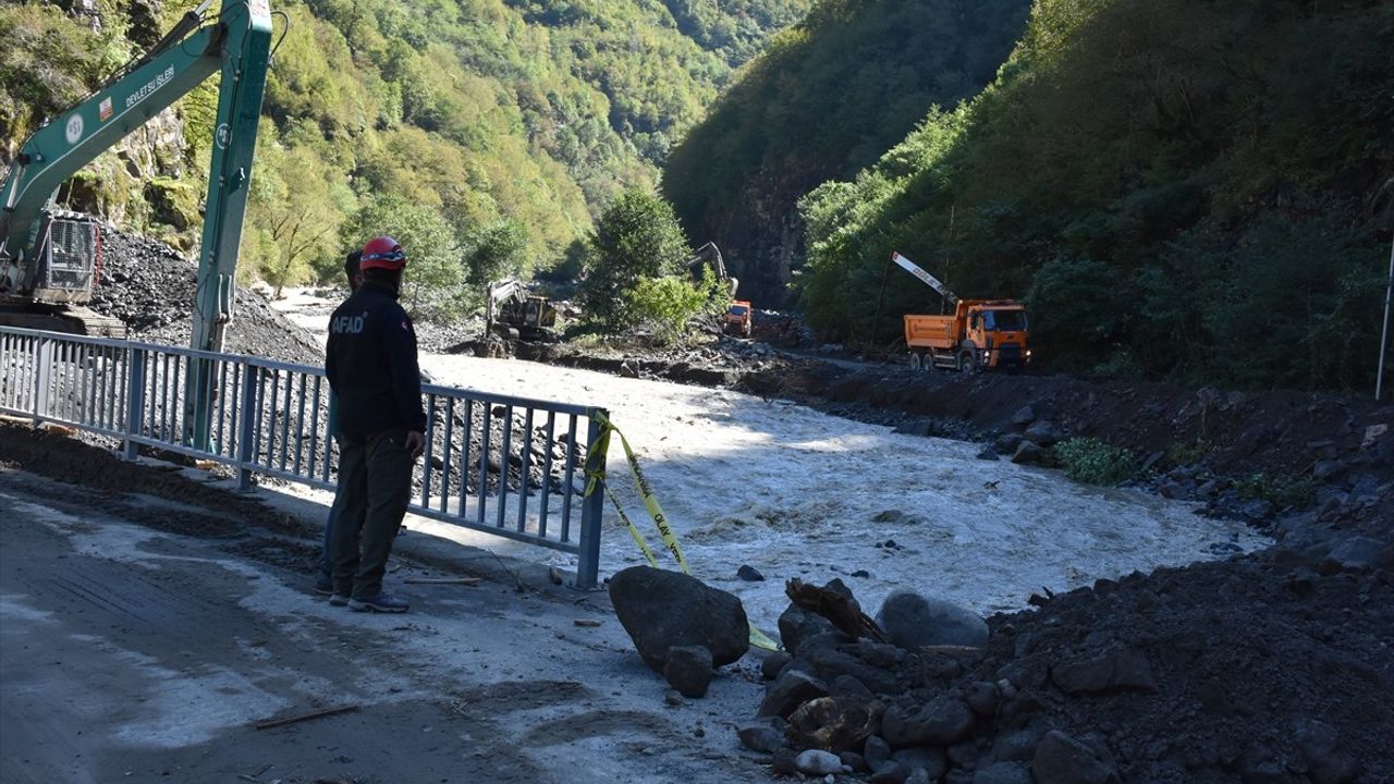 Uraloğlu ve Bak Artvin Borçka'da Sel Bölgesini İnceledi