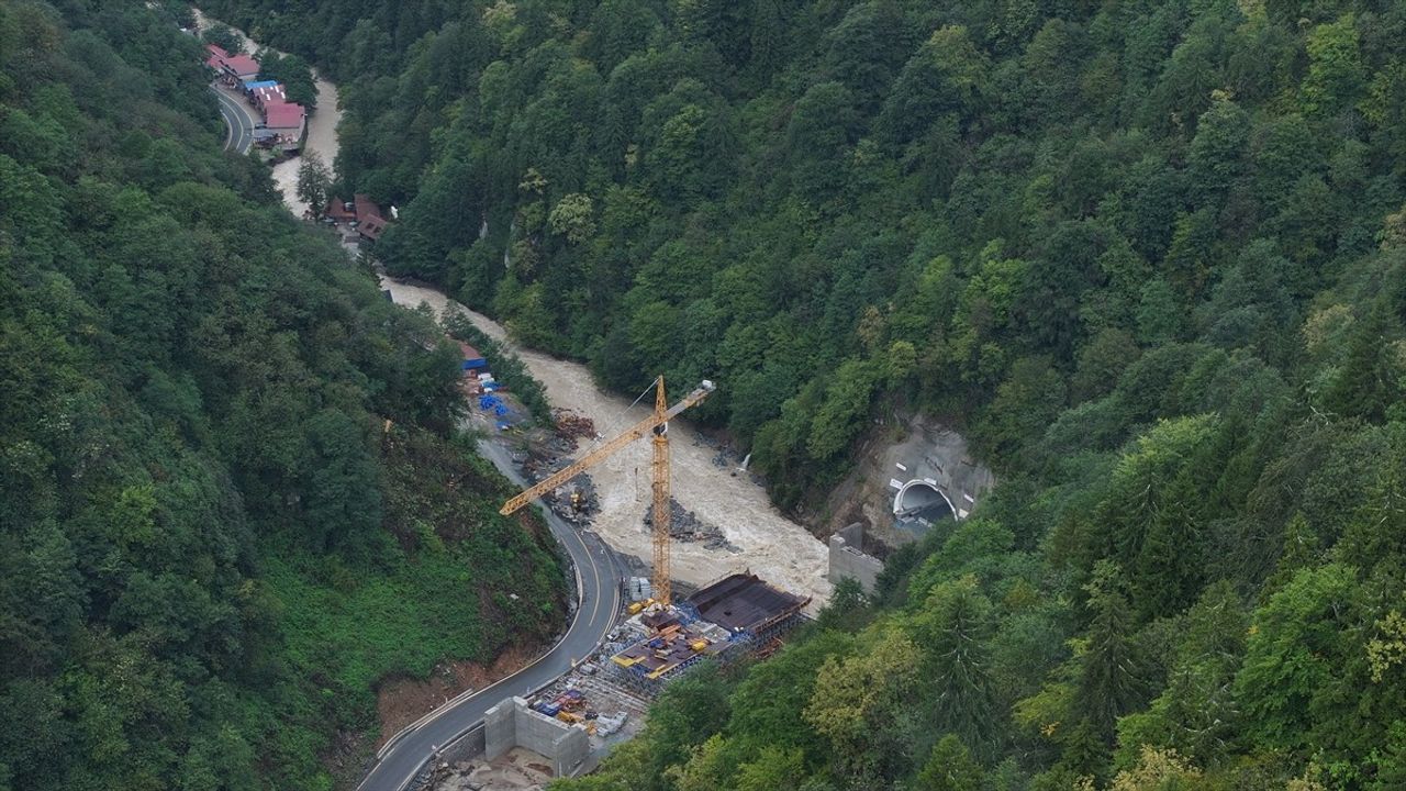 Uraloğlu ve Bak, Çamlıhemşin-Ayder Yaylası Yolundaki Çalışmaları İnceledi
