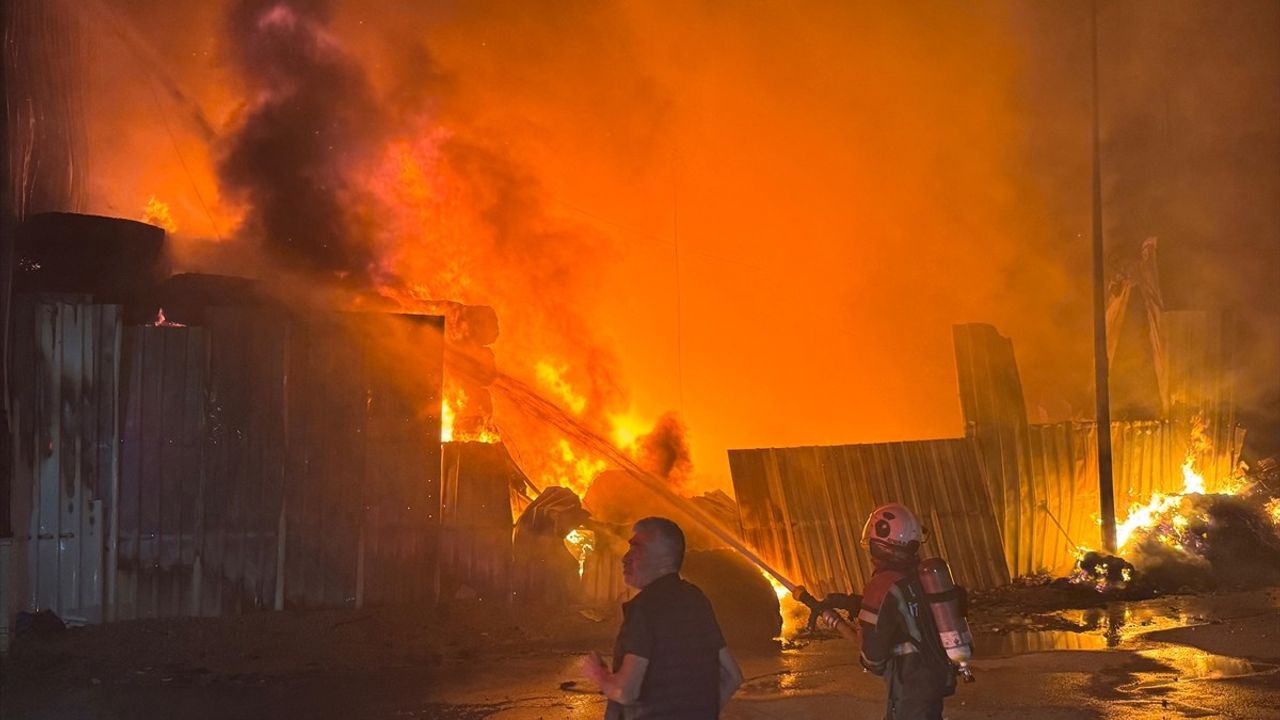 Uşak'ta Tekstil Fabrikası ve Depo Yangını Kontrol Altına Alındı