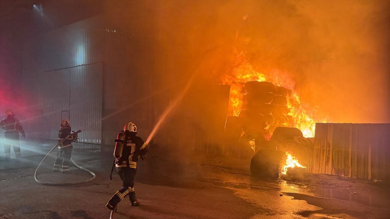 Uşak'ta Tekstil Fabrikası ve Depoda Yangın — İtfaiye Müdahalesi Sürüyor