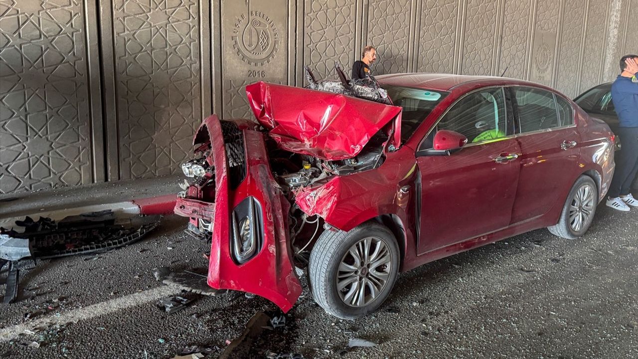 Uşak'ta Üç Otomobilin Çarpışması: 3 Yaralı