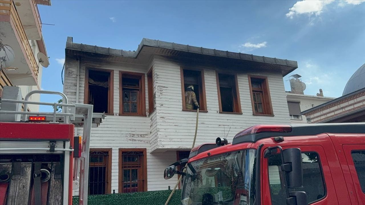 Üsküdar'da Ahşap Yapıda Yangın: Kur'an Kursundaki Çocuklar Dumandan Etkilendi
