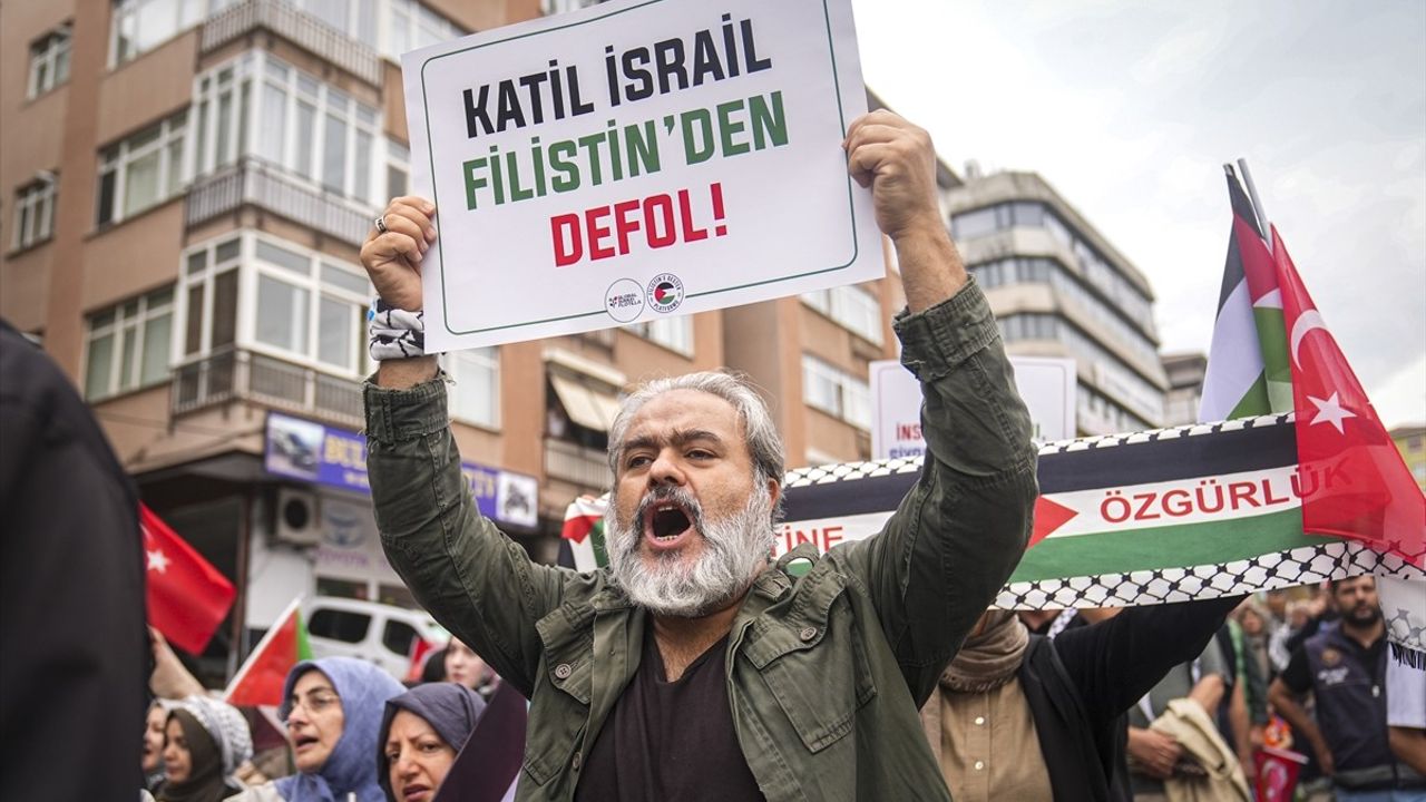 Üsküdar'da Küresel Sumud Filosu'na Destek Yürüyüşü