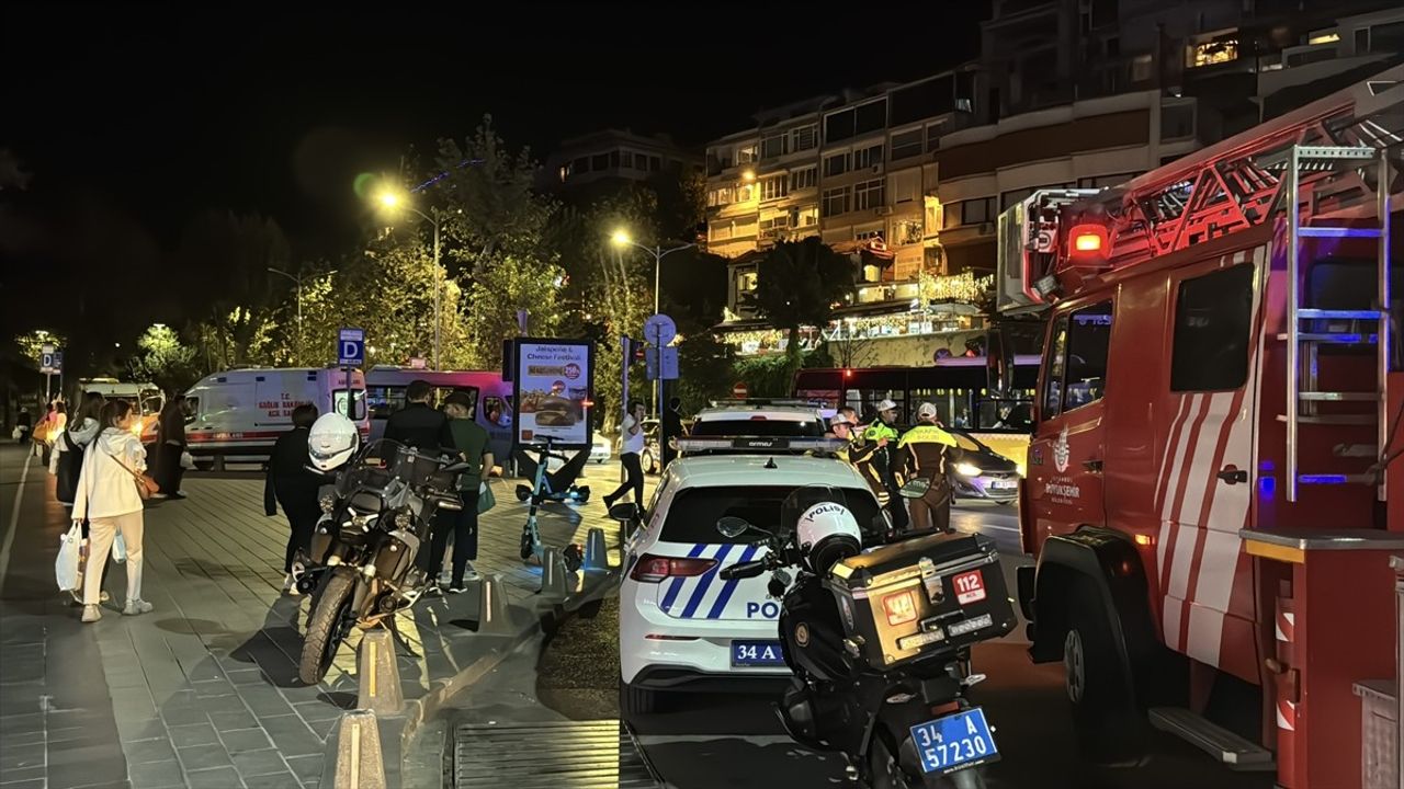 Üsküdar'da vapur ile yük gemisi çarpıştı: 8 yaralı