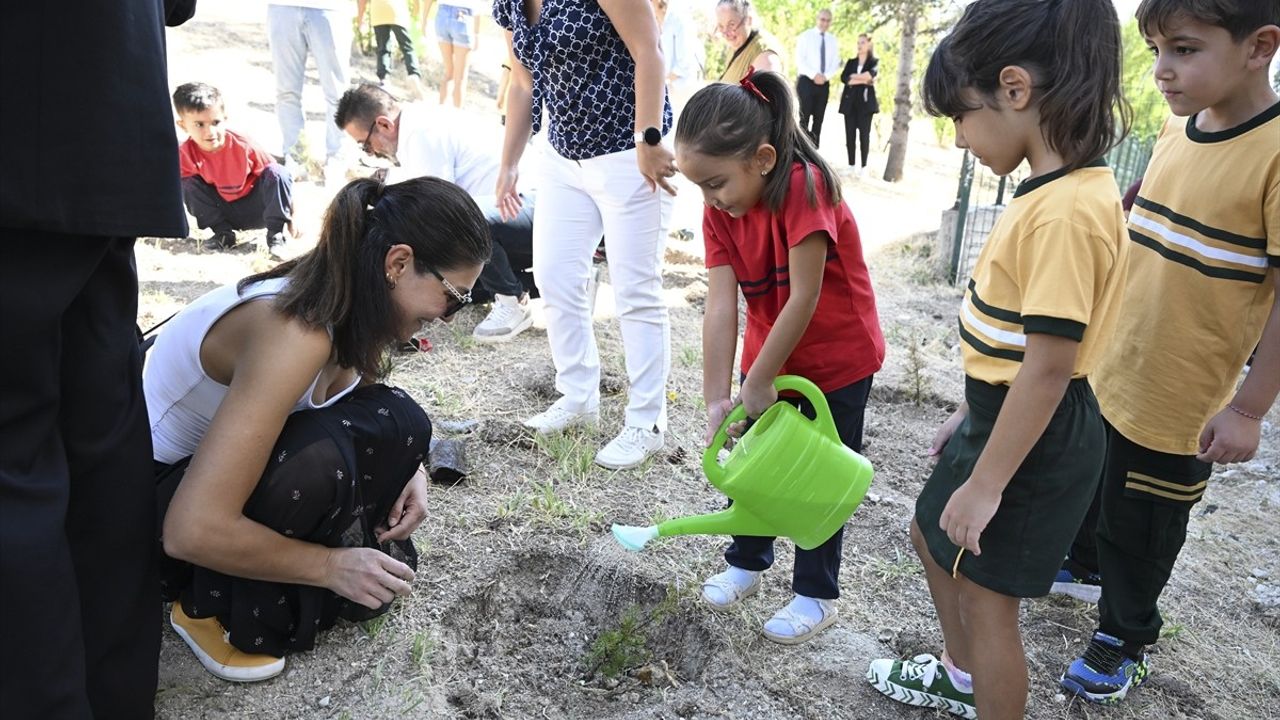 Uyum Haftası'nda Fidan Dikimi: Miniklerden 'Yeşil Vatan' Mesajı