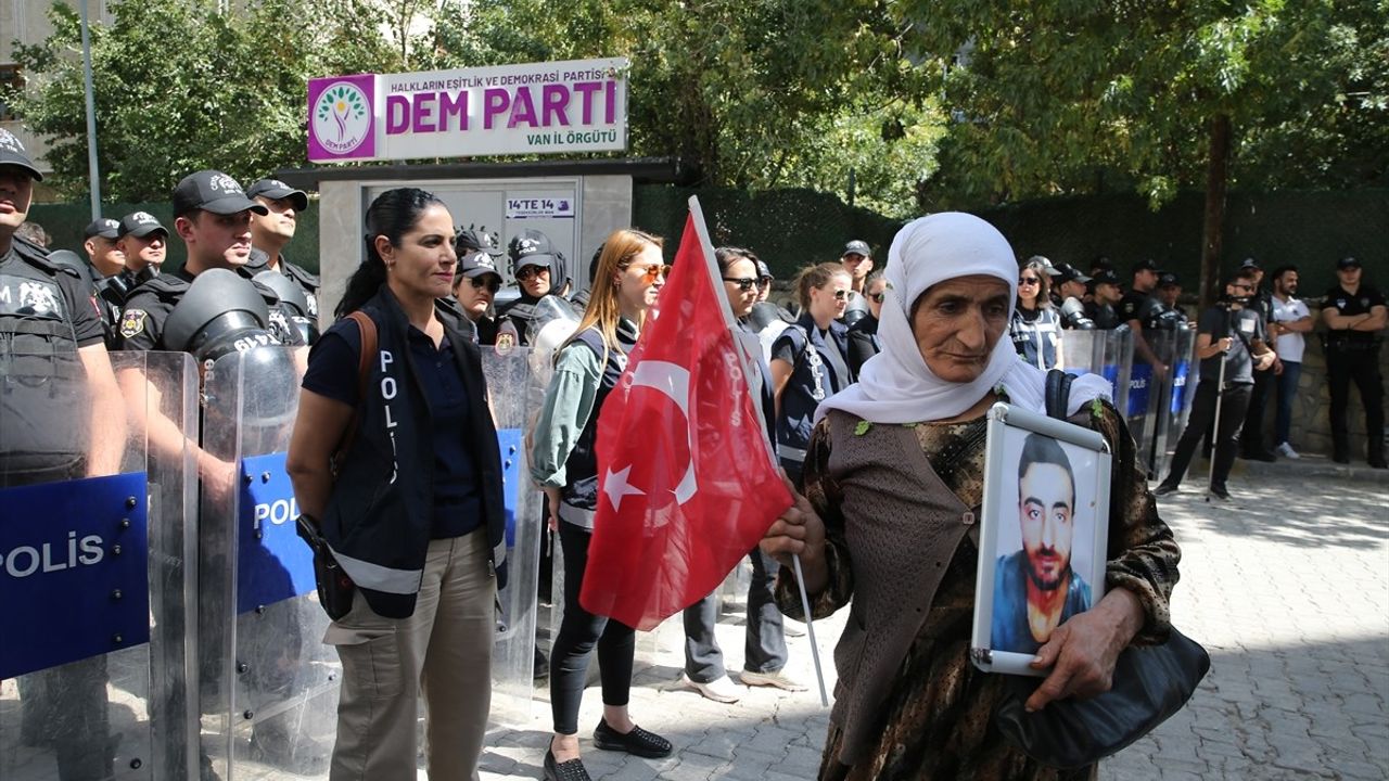 Van'da evlat nöbeti: DEM Parti İl Başkanlığı önünde eylem sürüyor