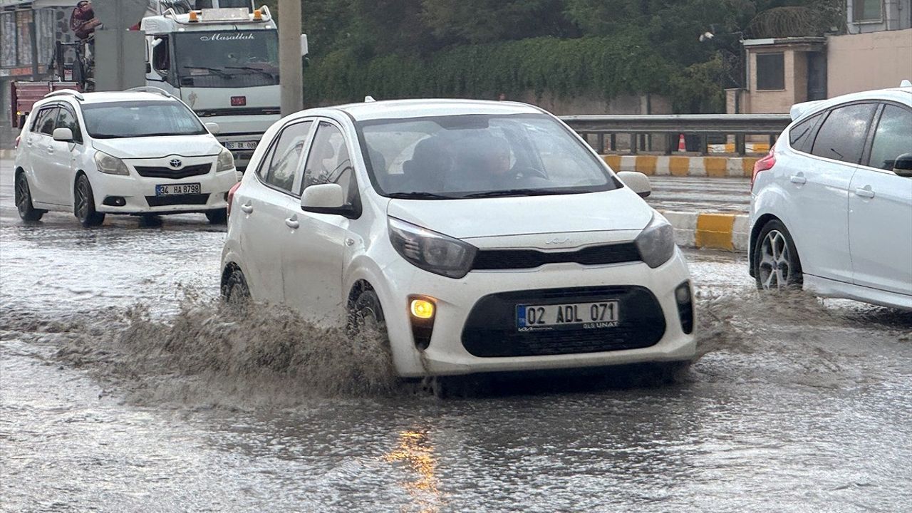Van'da Sağanak: Su Birikintileri Trafiği ve Günlük Yaşamı Olumsuz Etkiledi