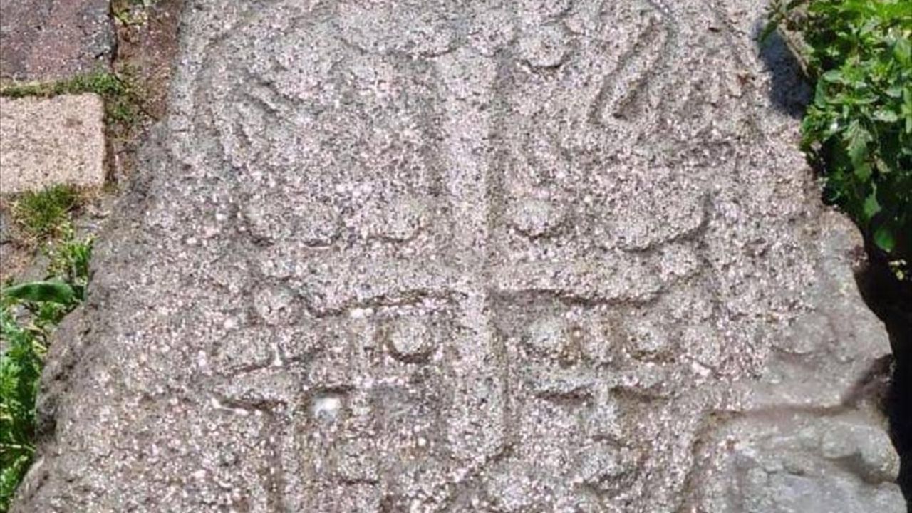Van Erciş'te Bizans Dönemine Ait 2 Kabartma Taş Stel Ele Geçirildi