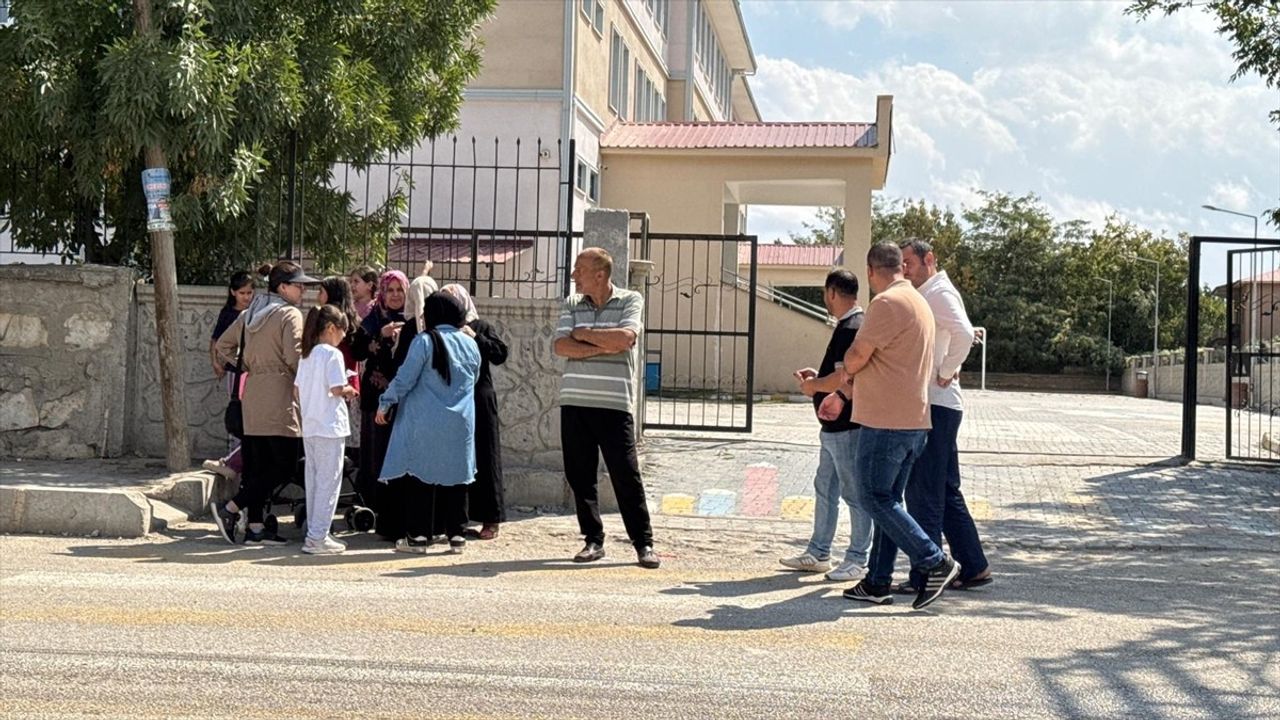 Van İpekyolu'nda Okulda Bıçaklı Saldırı: 2 Öğretmen Yaralandı
