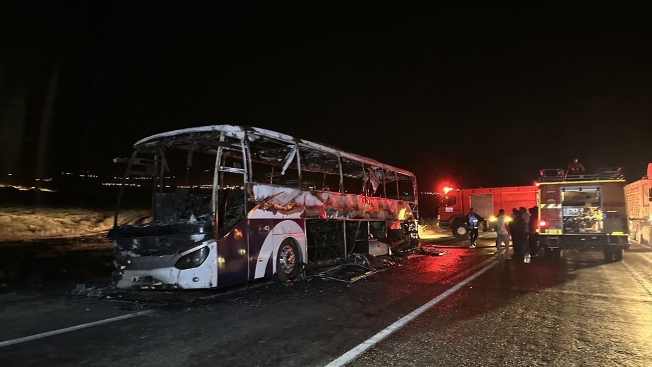 Van Tuşba'da Seyir Halindeki Yolcu Otobüsü Yandı
