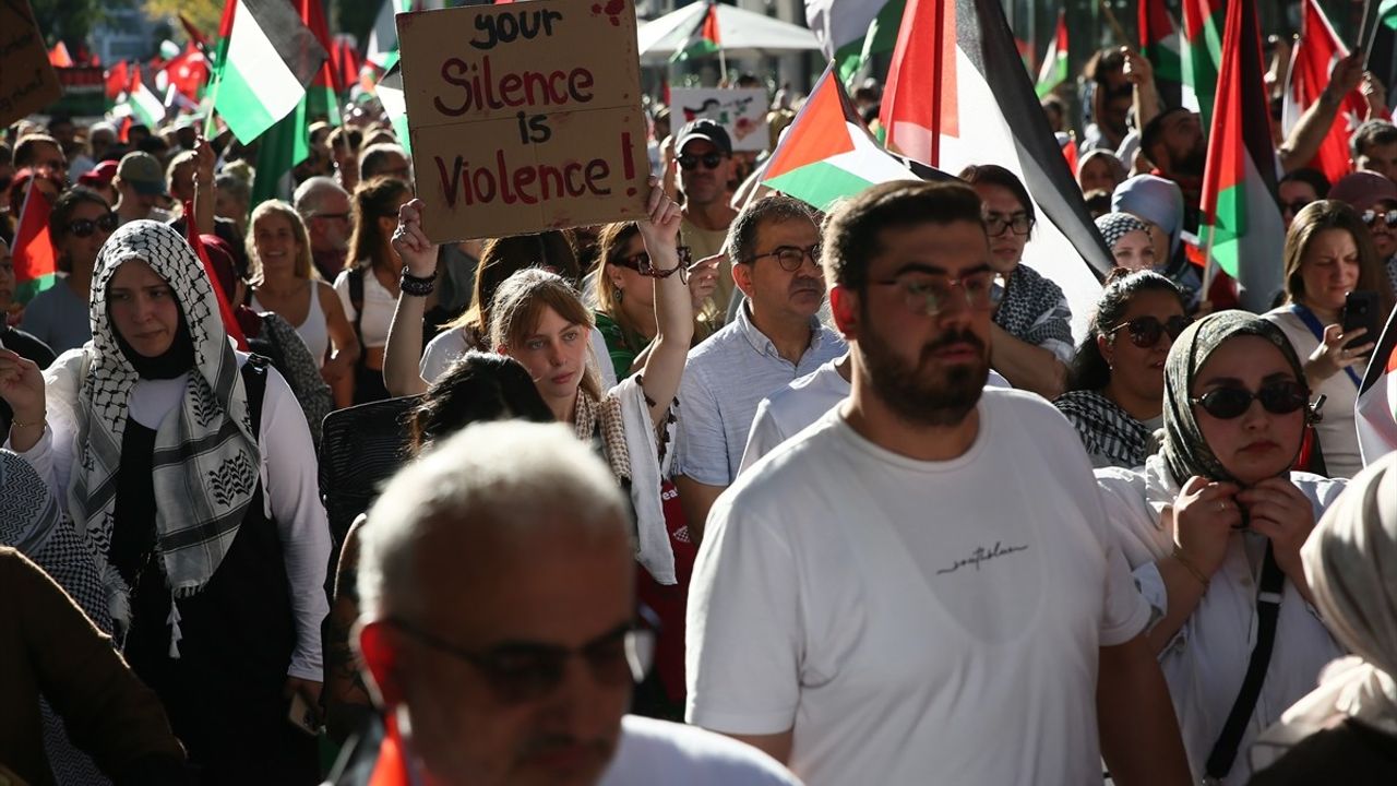 Viyana'da Binlerce Kişi İsrail'e Yaptırım Çağrısıyla Yürüdü