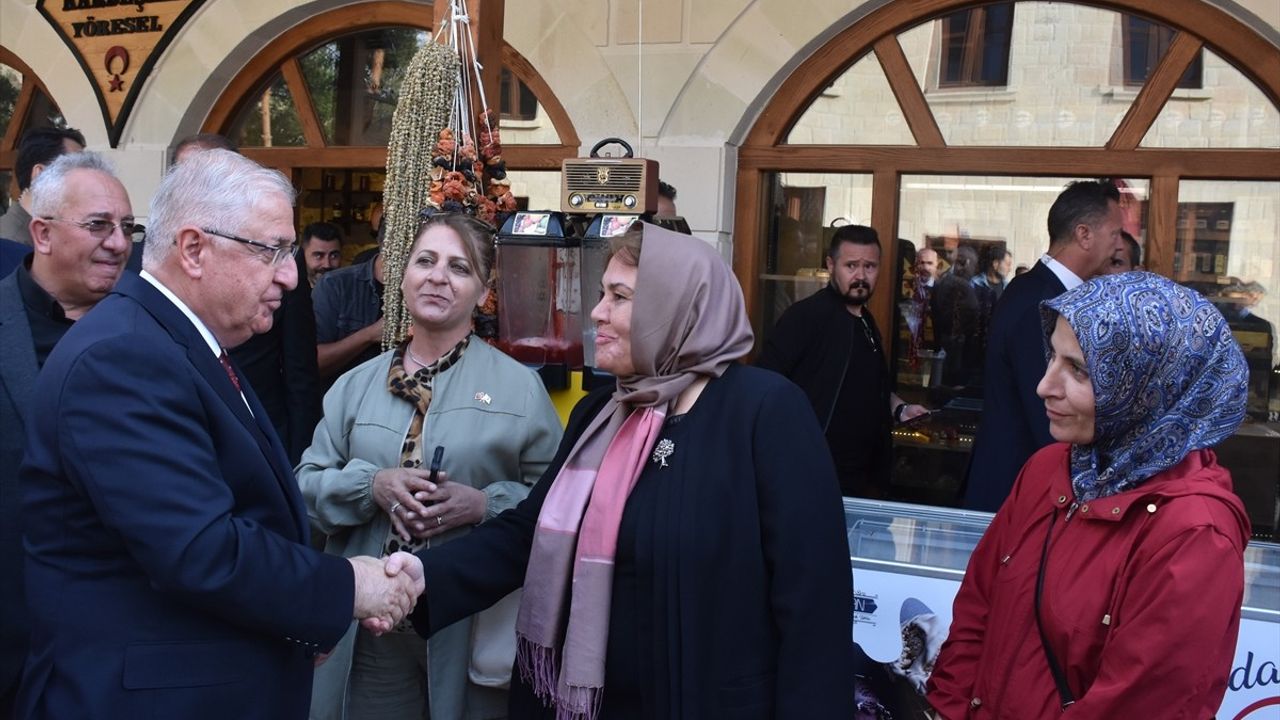 Yaşar Güler Bayburt'ta: 'PKK derhal terör faaliyetlerine son vermeli' — 4 bin kişilik spor salonu açıldı