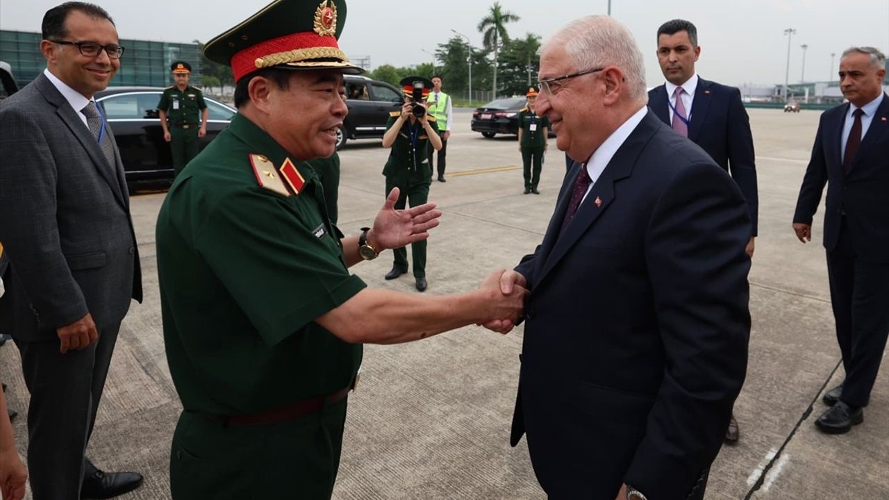 Yaşar Güler Hanoi'ye Resmi Ziyarette