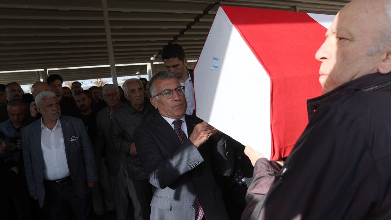 Yavuz Bülent Bakiler Sivas'ta son yolculuğuna uğurlandı