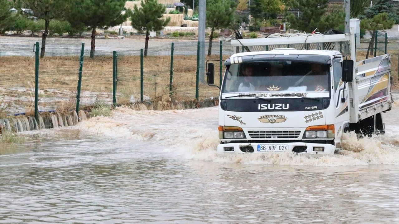 Yozgat'ta Sağanak Ulaşıma Engel Oldu