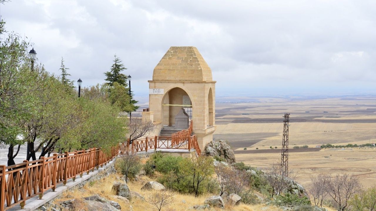 Yunus Emre Kırşehir'de Anıt Mezarında Anıldı