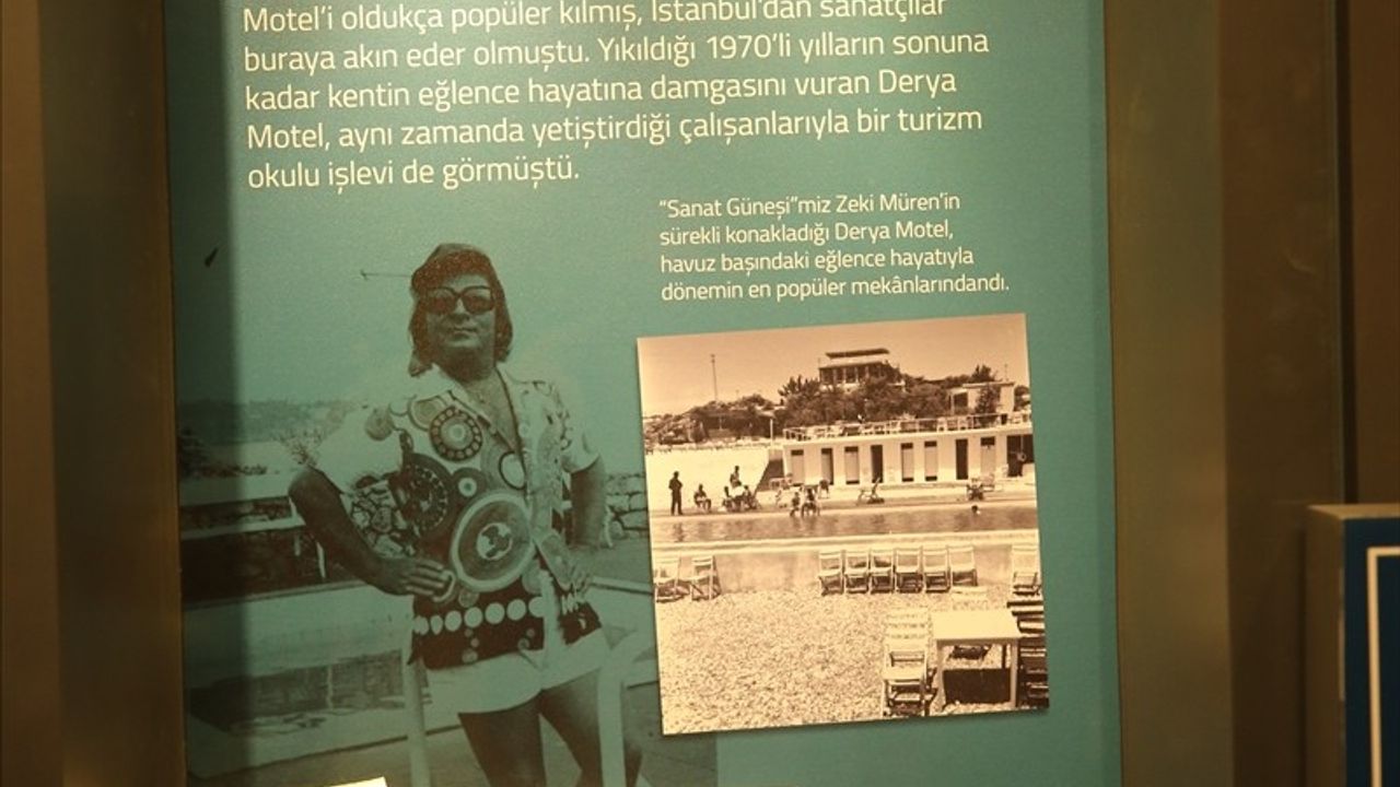 Zeki Müren'in Gözlüğü ve El Yazısı Şarkı Sözleri Antalya'da Sergileniyor