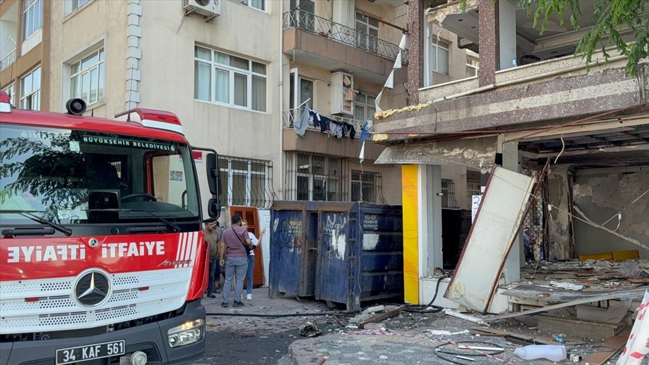 Zeytinburnu'nda 5 Katlı Metruk Binada Yangın Söndürüldü