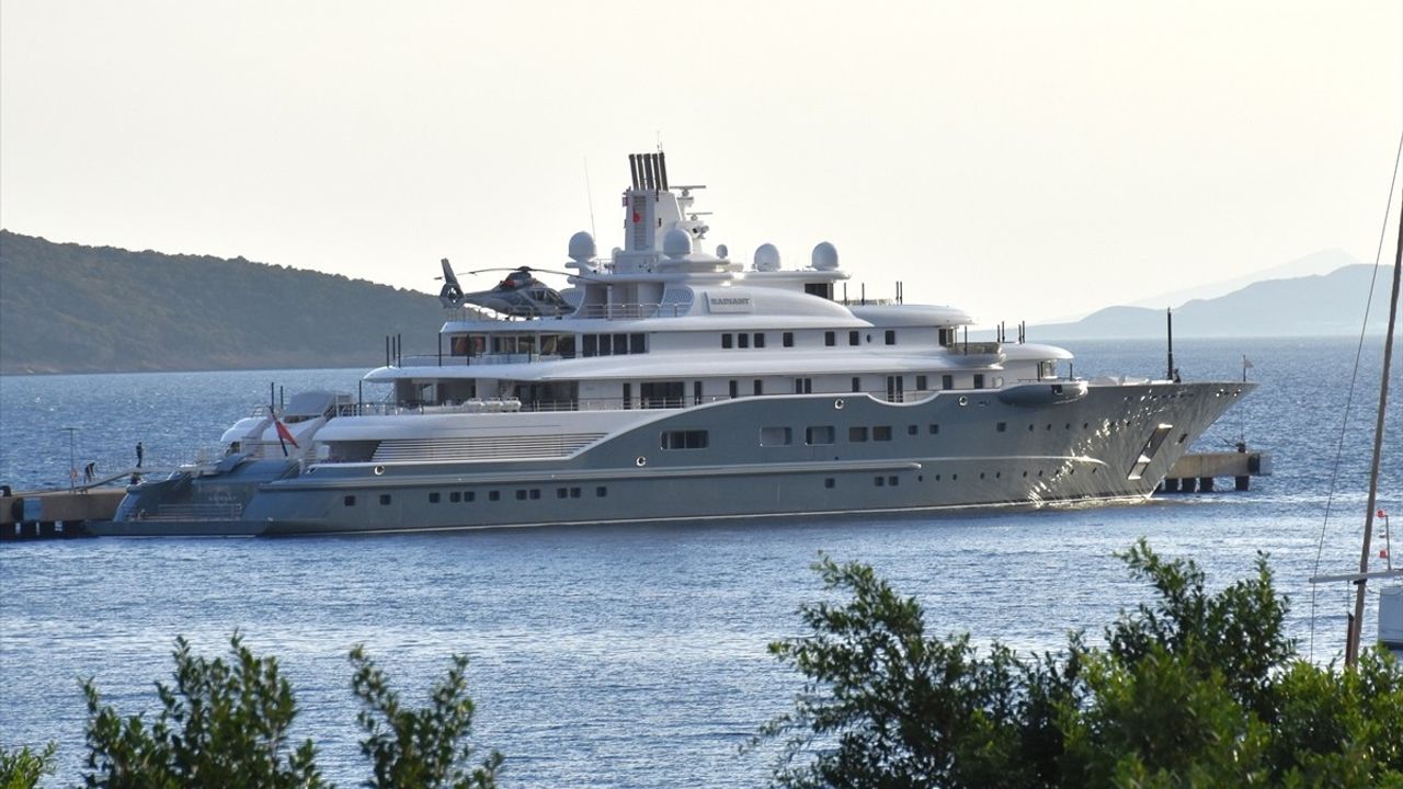 110 Metrelik Mega Yat Radiant Bodrum'da Yakıt İkmali Yaptı