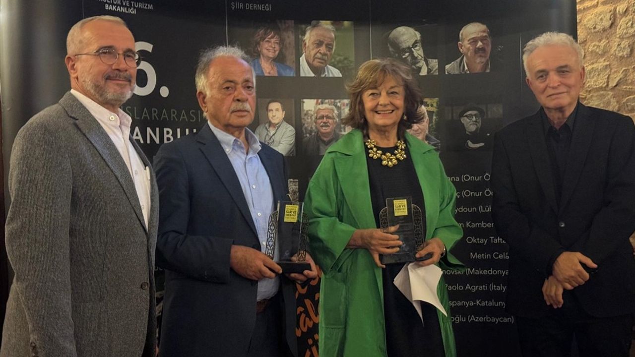 16. Uluslararası İstanbul Şiir ve Edebiyat Festivali'nde Onur Ödülleri Verildi