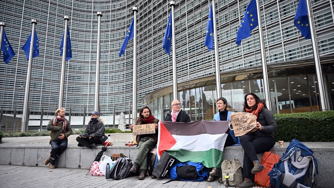 AB Komisyonu Önünde İsrail'le Normalleşme Karşıtı Protesto