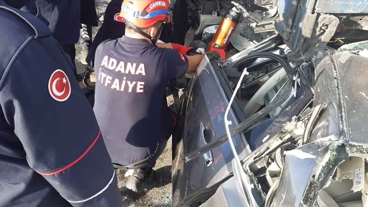 Adana Ceyhan'da Tıra Arkadan Çarpan Otomobilin Sürücüsü Öldü