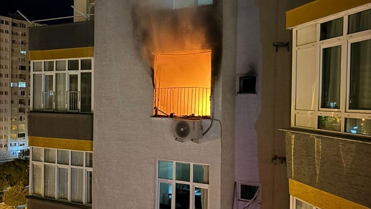 Adana Çukurova'da 7. kattaki apartman dairesinde yangın: Hasar oluştu