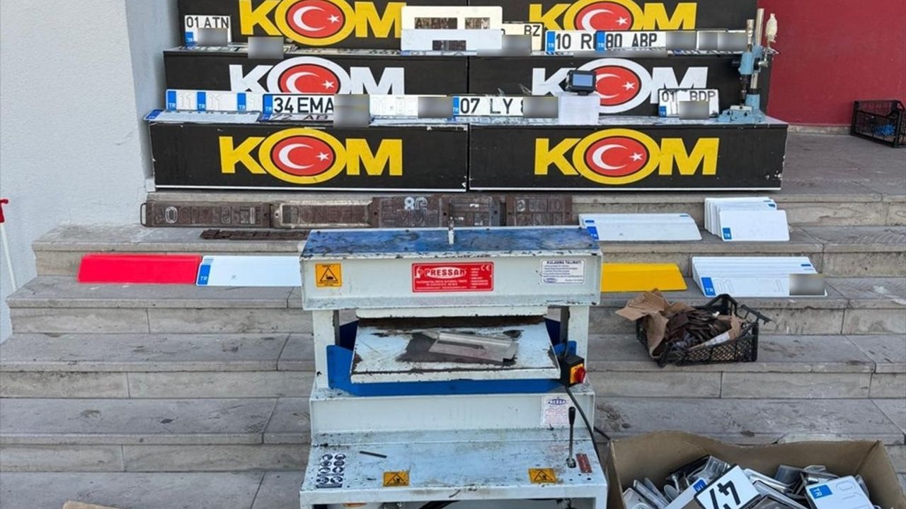 Adana'da 1166 Sahte Plaka Ele Geçirildi: 1 Kişi Tutuklandı