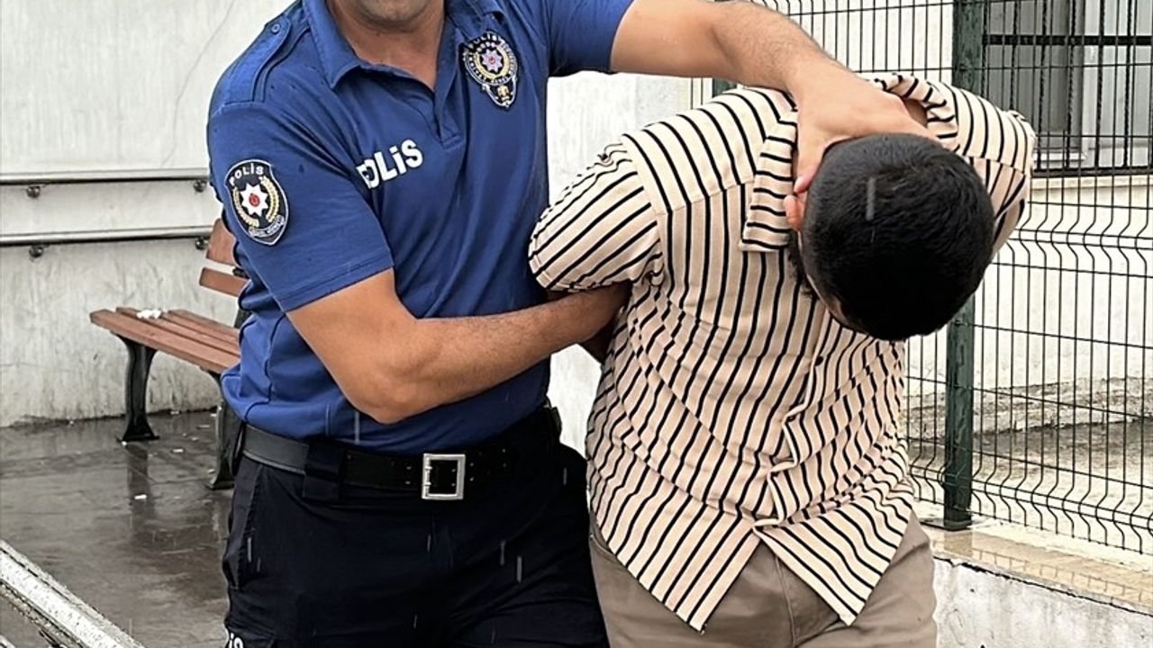 Adana'da çakarlı araçla polis kılığına giren şüpheli tutuklandı