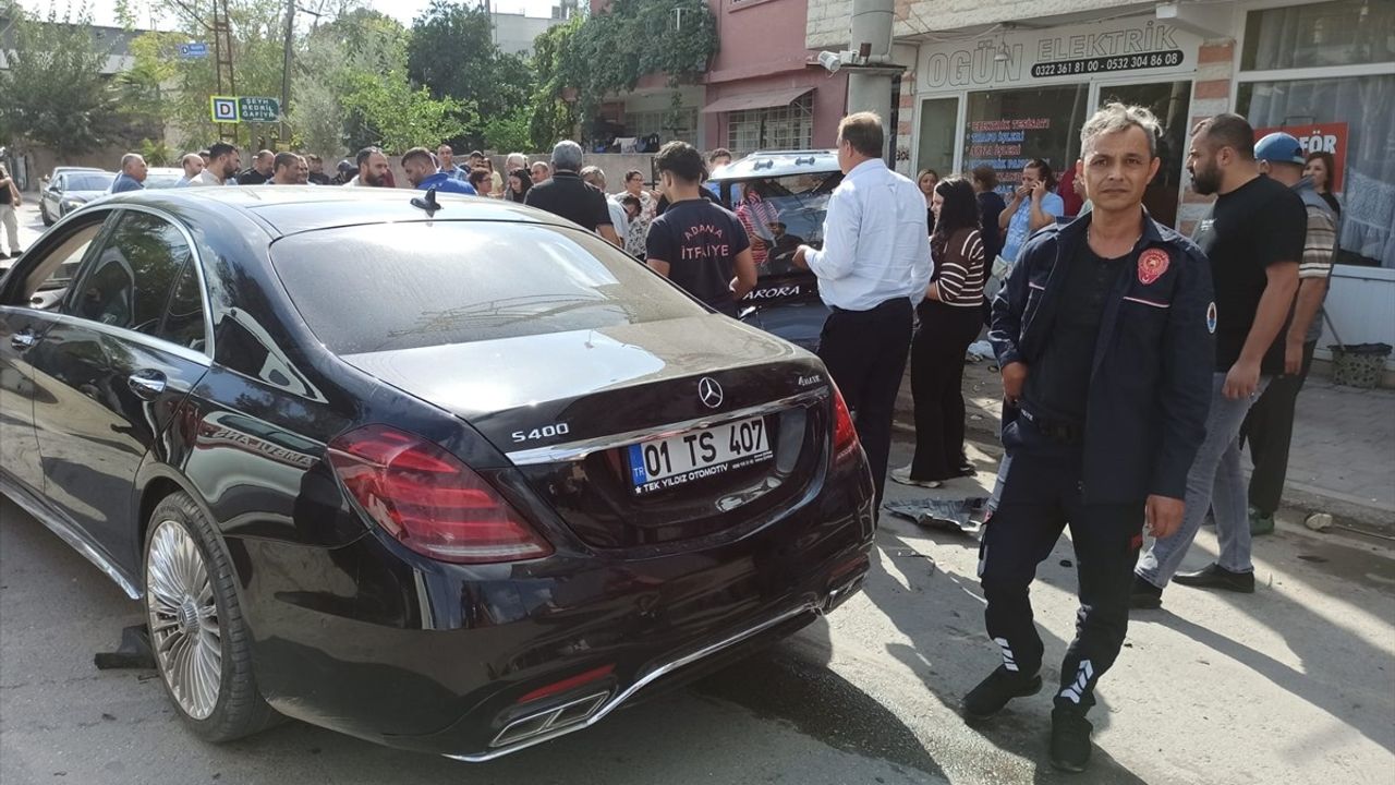 Adana'da Golf Aracıyla Trafik Kazası: 3 Kişi Yaralandı