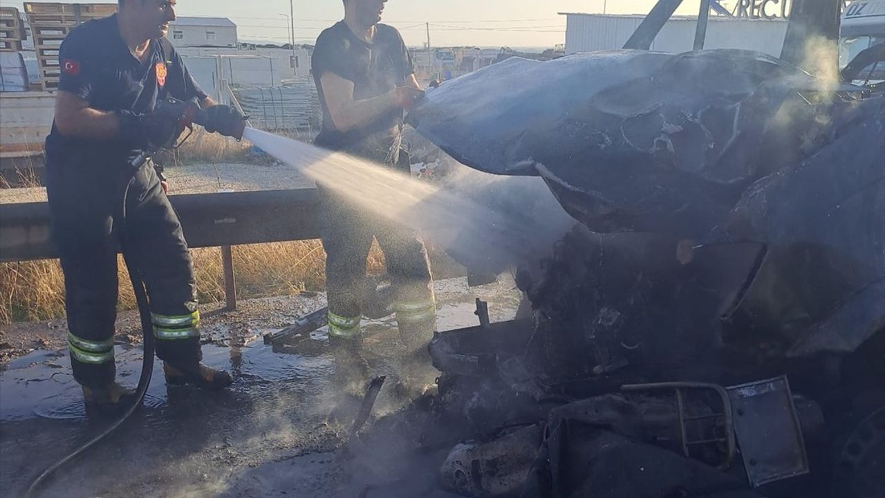 Adana'da işçi servisi motosiklete çarptı — sürücü yaşamını yitirdi