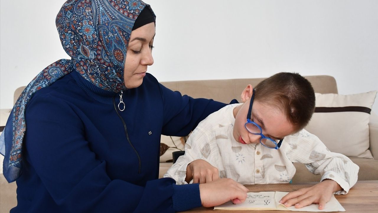 Adana'da Serebral Palsili Mehmet Yusuf, Annesinin Çabasıyla Yürüteçle İlk Adımlarını Attı