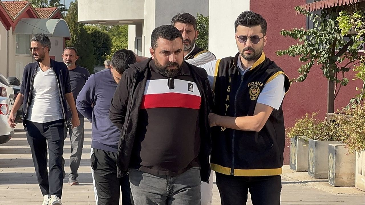 Adana'da Sokak Kavgası: Hüseyin B. Bıçaklanarak Yaşamını Yitirdi — 2 Şüpheli Tutuklandı