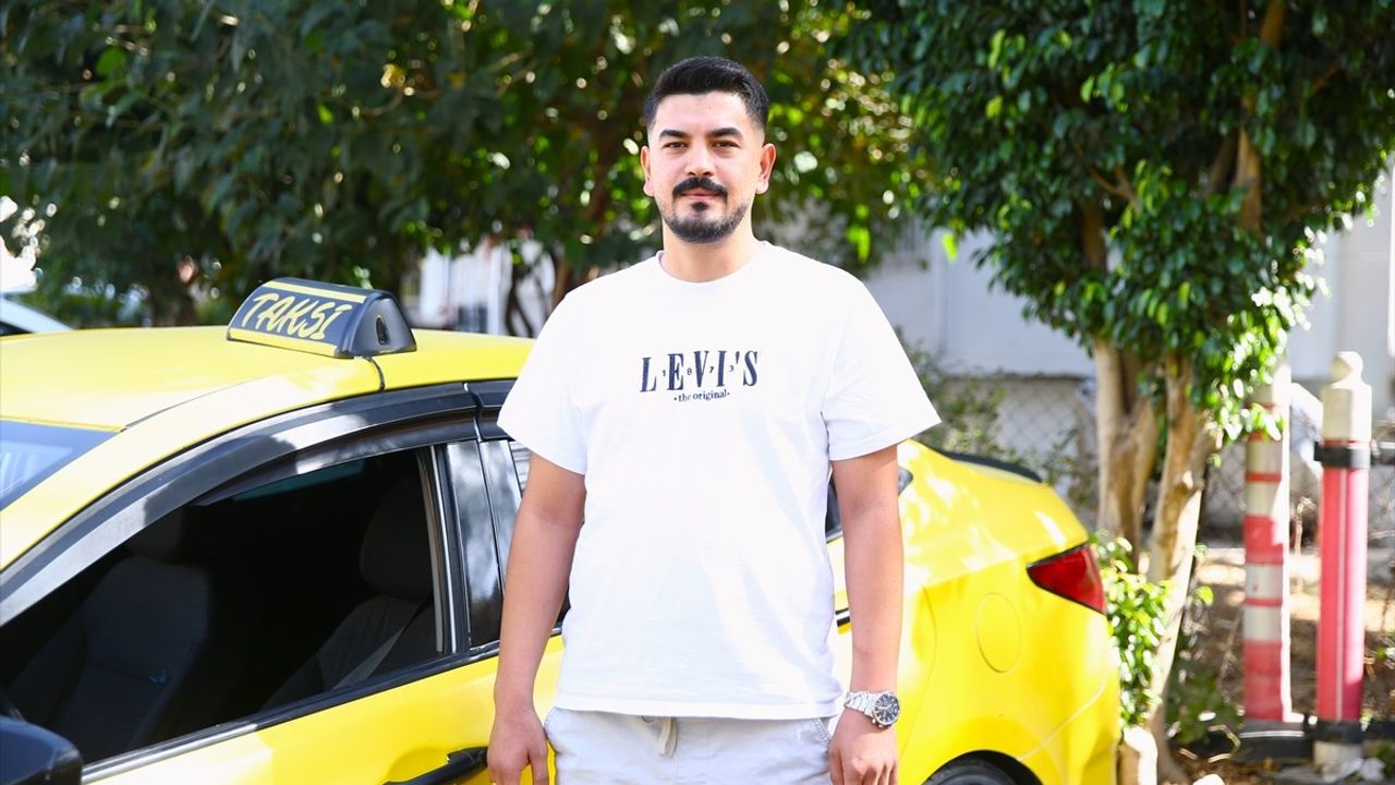 Adana'da Takside Doğum: Anne Yolda Erkek Bebeğini Dünyaya Getirdi