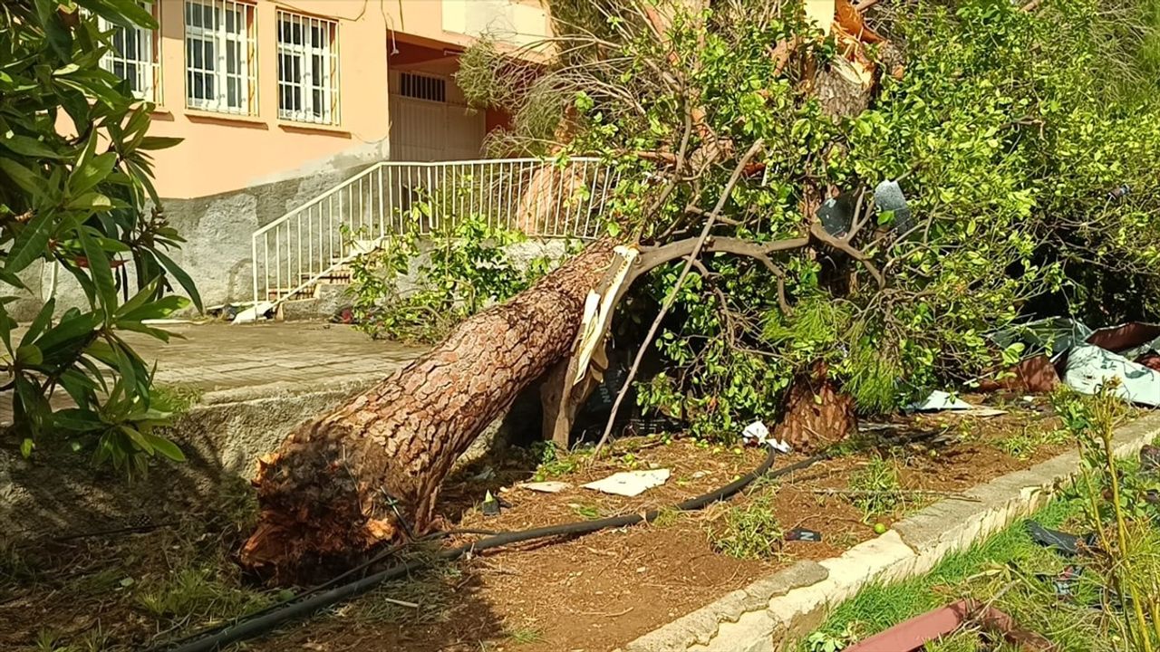 Adana Kozan'da Fırtına: Okulun Çatısı Uçtu, Güvenlik Kamerası Kaydetti