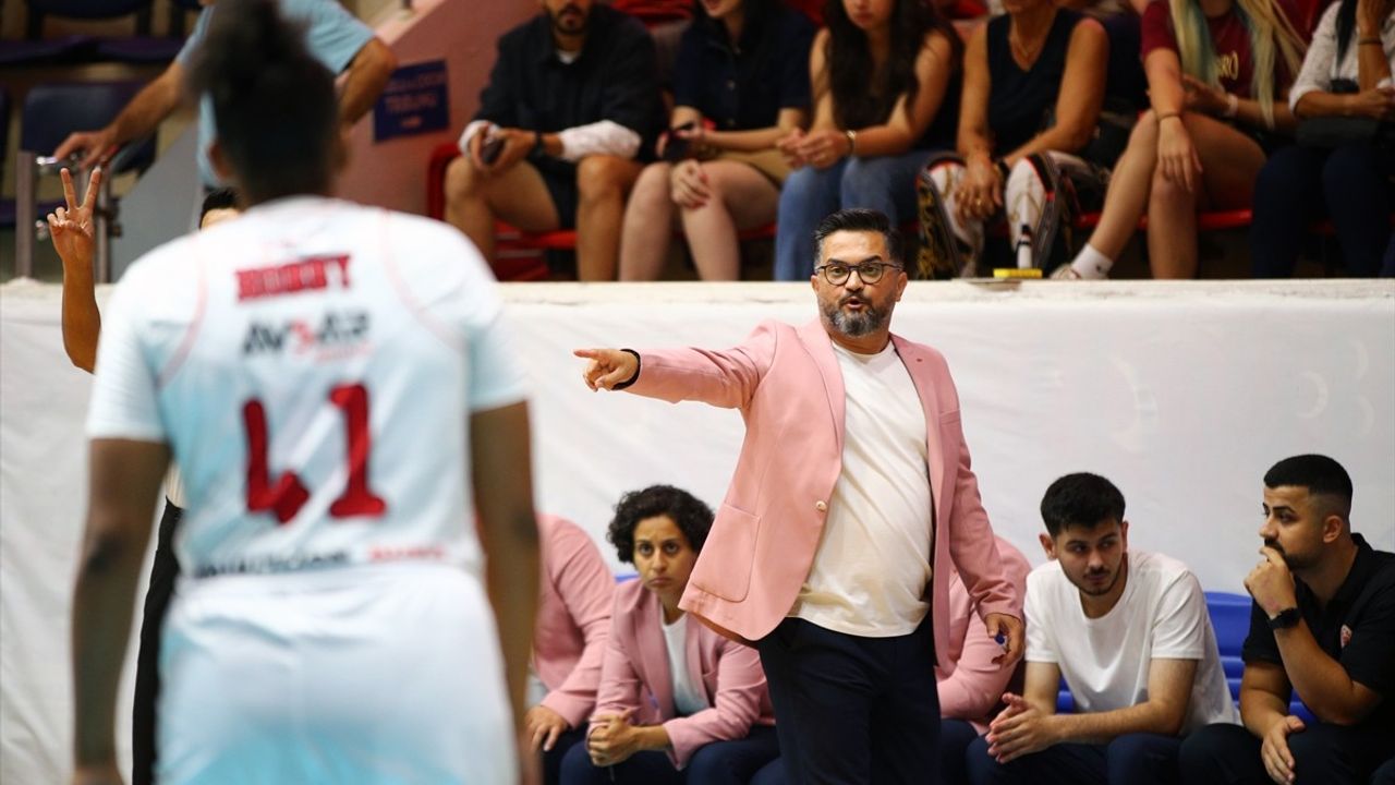 Adana Nova Basketbol: Antrenörler Pembe Ceketle Meme Kanseri Farkındalığına Destek
