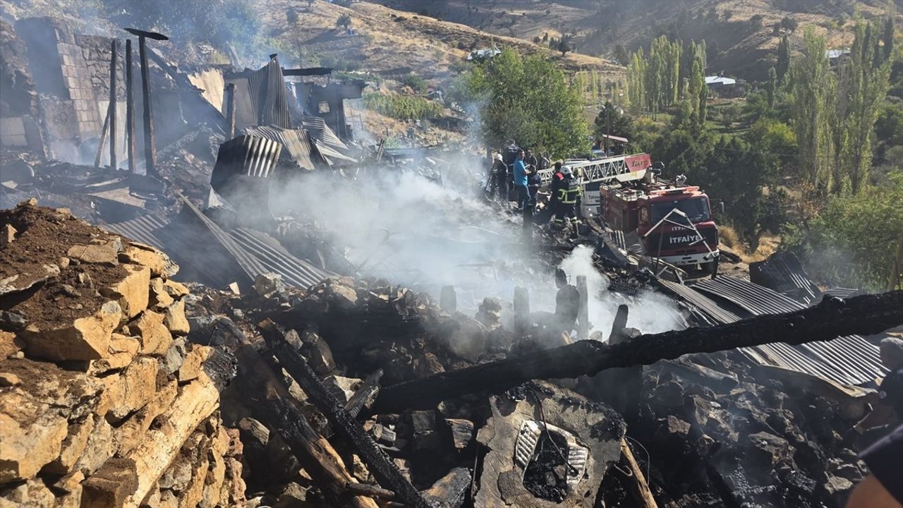 Adana Saimbeyli'de Yangın: Çöken Evde 2 Kardeş Hayatını Kaybetti
