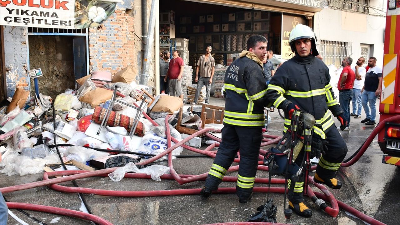 Adana Yüreğir'de Tekstil Dükkanı Yangını Söndürüldü