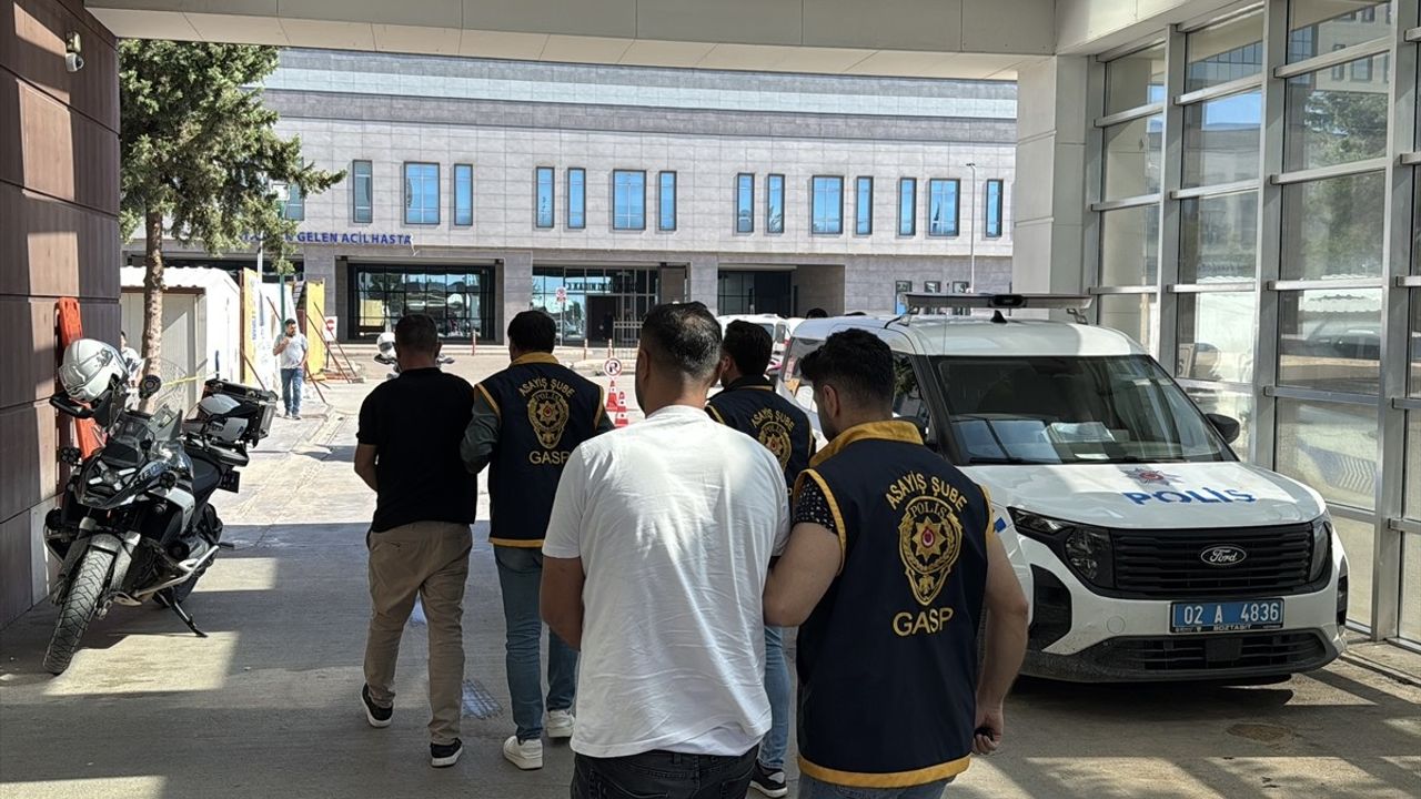 Adıyaman'da Adliye Önünde Silahlarla Bekleyen 3 Kişi Yakalandı