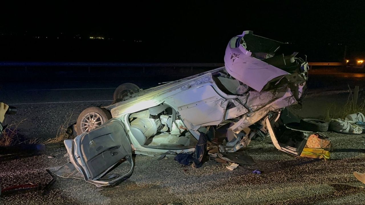 Adıyaman'da Şarampole Devrilen Otomobil: 4 Kişi Ağır Yaralandı