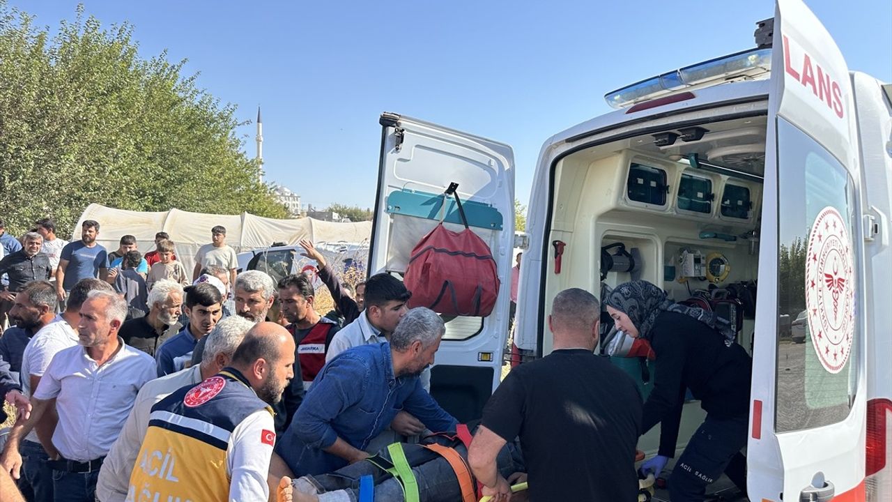 Adıyaman Samsat'ta Ambulans ile Otomobil Çarpıştı: 8 Kişi Yaralandı