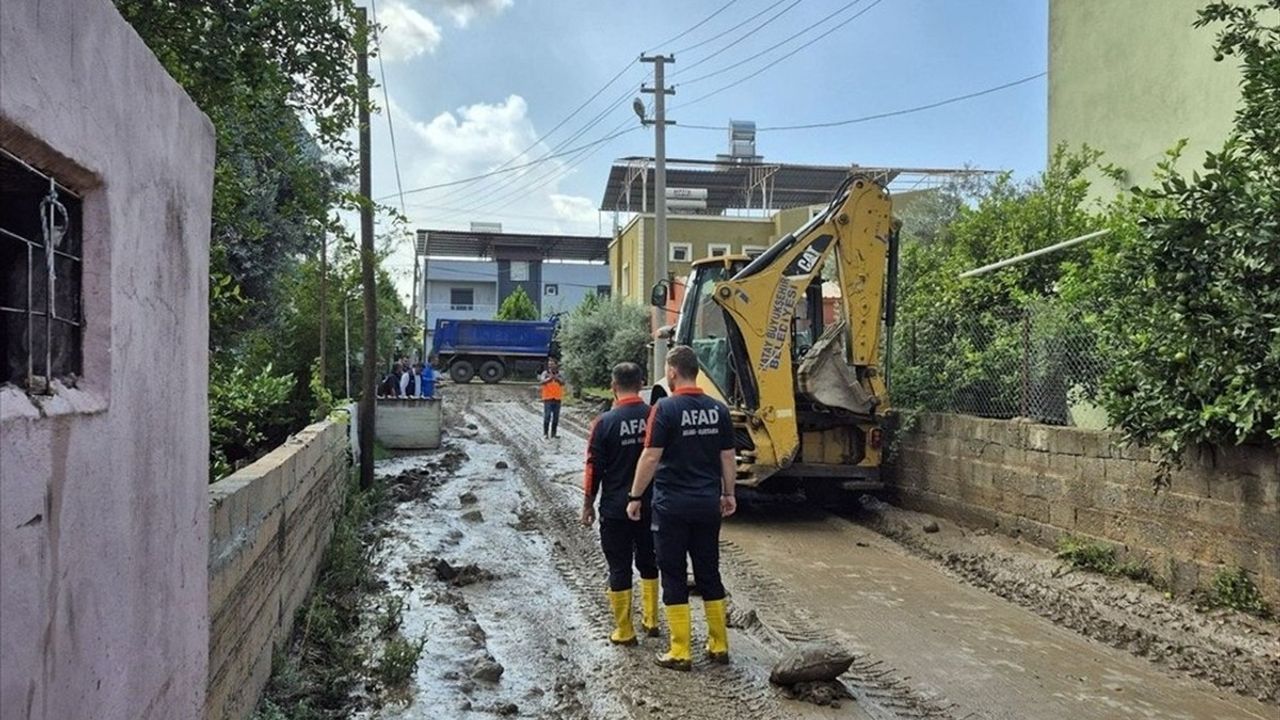 AFAD: Hatay Payas'ta selde 80 aileye 3 milyon 894 bin 580 lira eşya zararı ödemesi
